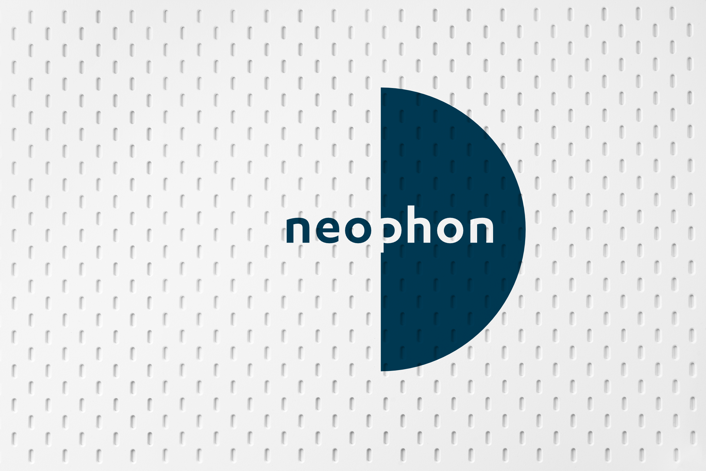 Logo von „Neophon“ – bestehend aus einem Halbkreis, der aussieht, wie eine Schallplatte, die halb aus ihrer Hülle gezogen wurde.