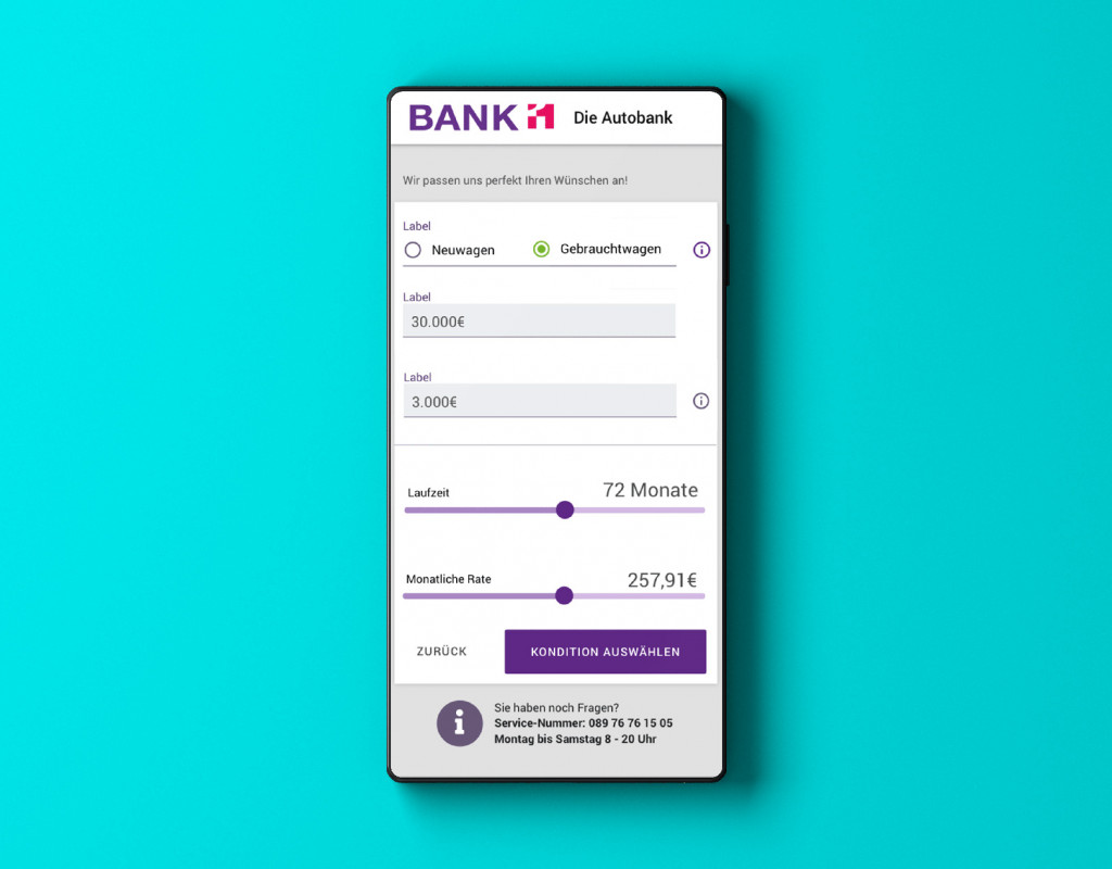 Ein Smartphone vor türkis-blauem Hintergrund. Auf dem Bildschirm ist das Formular einer Banking-App zu sehen.